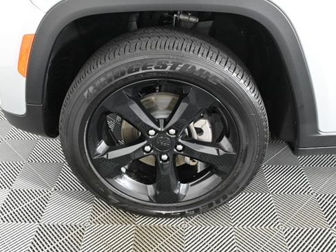 Used 2024 Jeep Grand Cherokee Altitude image 28