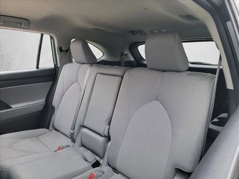 Used 2023 Toyota Highlander LE image 12