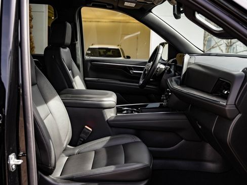 Used 2025 Chevrolet Suburban Z71 w/ Comfort Package image 27