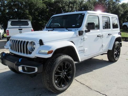 Used 2024 Jeep Wrangler Unlimited Sahara AWD/4WD image 2