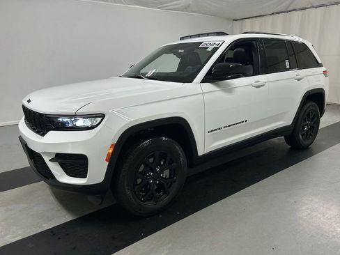 Used 2024 Jeep Grand Cherokee Altitude AWD/4WD image 4