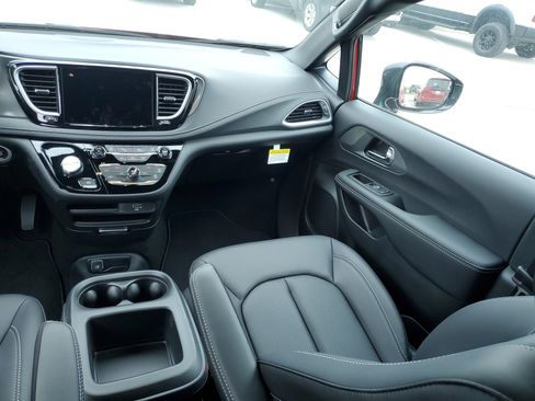 New 2026 Chrysler Pacifica Select image 10