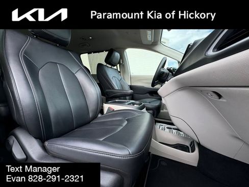 Used 2024 Chrysler Pacifica Touring-L image 17
