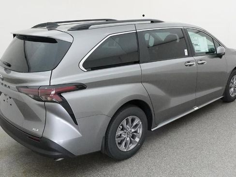 New 2026 Toyota Sienna XLE image 42