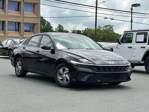 Used 2025 Hyundai Elantra SE FWD image 46