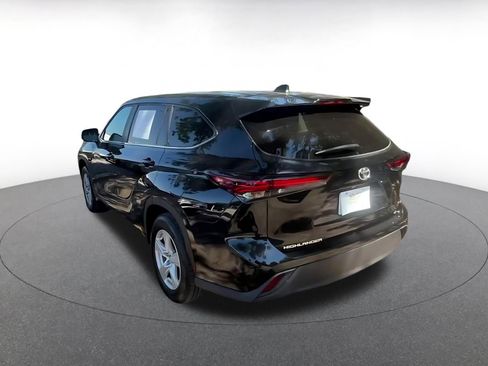 Used 2025 Toyota Highlander LE FWD image 11