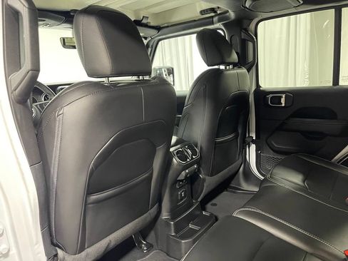 Used 2019 Jeep Wrangler Unlimited Sahara AWD/4WD image 26