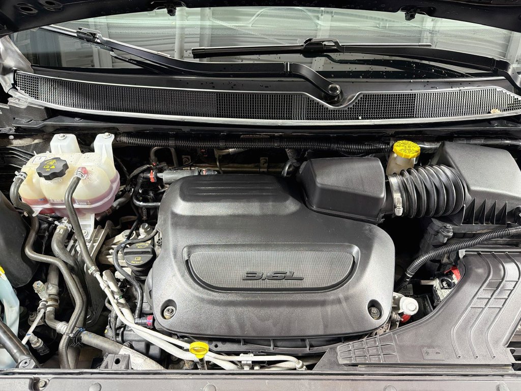 Used 2024 Chrysler Pacifica Touring-L FWD image 31