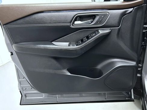 Used 2023 Nissan Rogue Platinum w/ Platinum Premium Package image 9