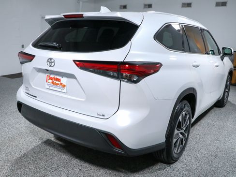 Used 2022 Toyota Highlander XLE FWD image 7
