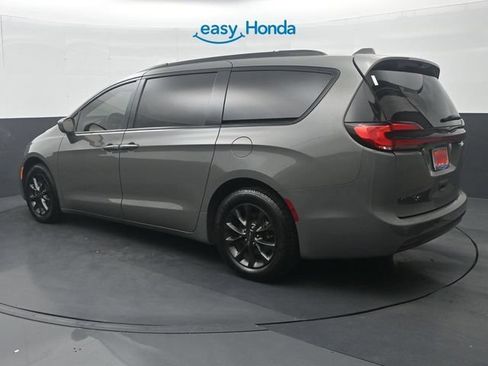 Used 2021 Chrysler Pacifica Touring-L w/ Uconnect Theater Family Group FWD image 5