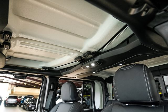 Used 2025 Jeep Gladiator Sport AWD/4WD image 19