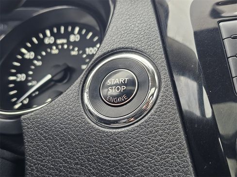 Used 2018 Nissan Rogue SL w/ Premium Package image 18