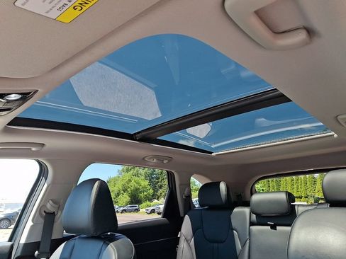Used 2024 Kia Sorento S w/ Panoramic Sunroof Package FWD image 14
