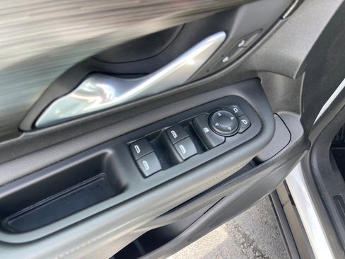 Used 2022 GMC Terrain SLE w/ Driver Convenience Package FWD image 8