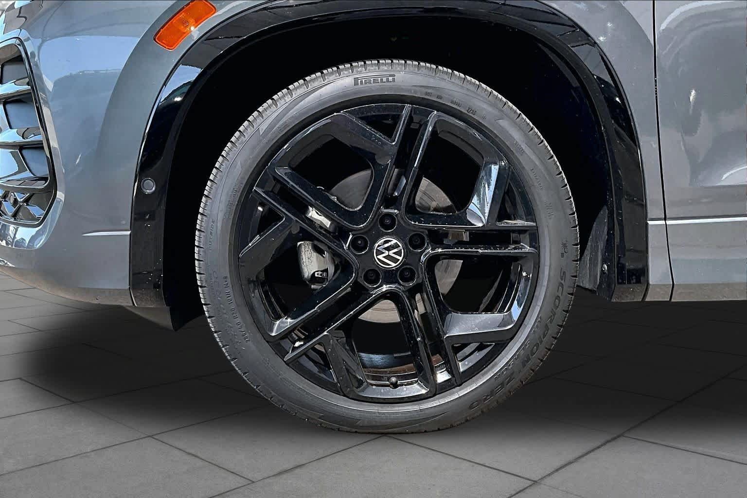 Used 2025 Volkswagen Tiguan SE R-Line FWD image 11