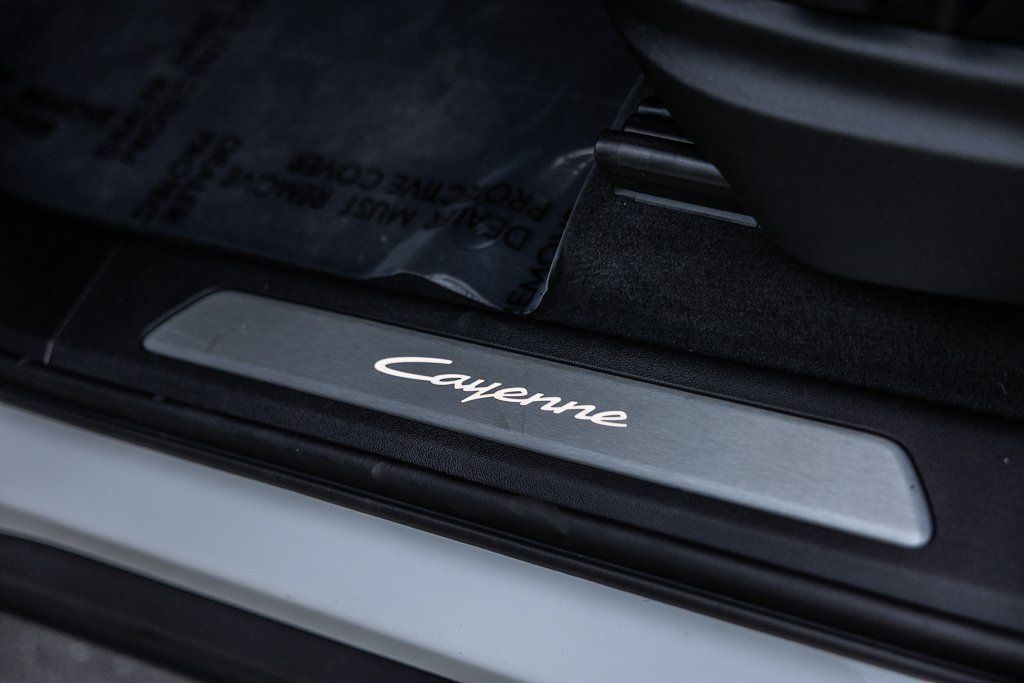 Certified 2025 Porsche Cayenne E-Hybrid AWD/4WD image 14
