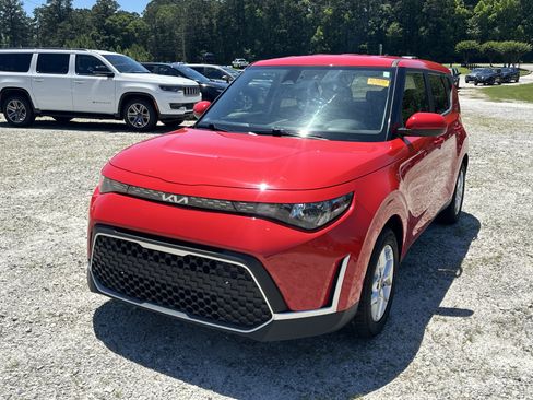 Used 2024 Kia Soul LX w/ Option Group 015 FWD image 1