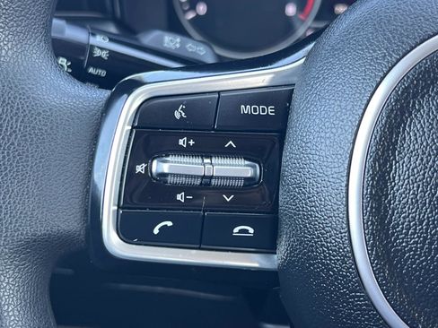 Used 2023 Kia Sorento LX image 9