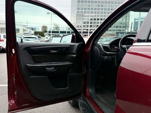 Used 2017 Chevrolet Traverse LT image 9