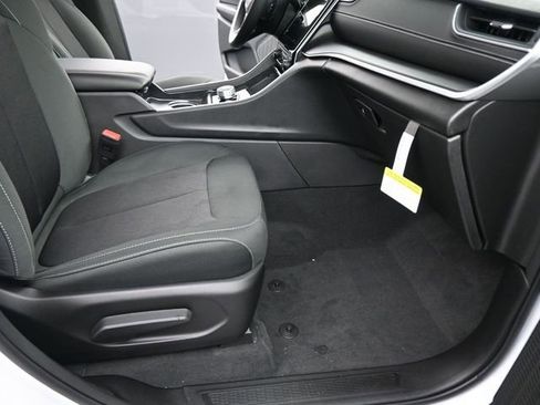 New 2025 Jeep Grand Cherokee L Laredo image 36