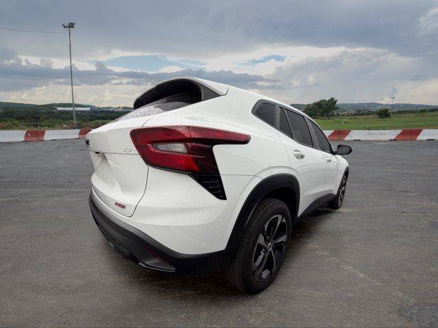 Used 2025 Chevrolet Trax RS w/ Sunroof Package FWD image 3