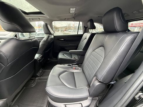 Certified 2023 Toyota Highlander XLE image 17