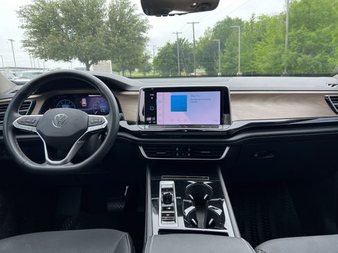 Used 2024 Volkswagen Atlas SE w/ Panoramic Sunroof Package FWD image 12