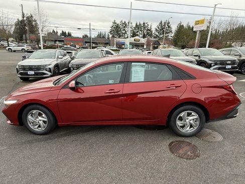Certified 2025 Hyundai Elantra SE image 2
