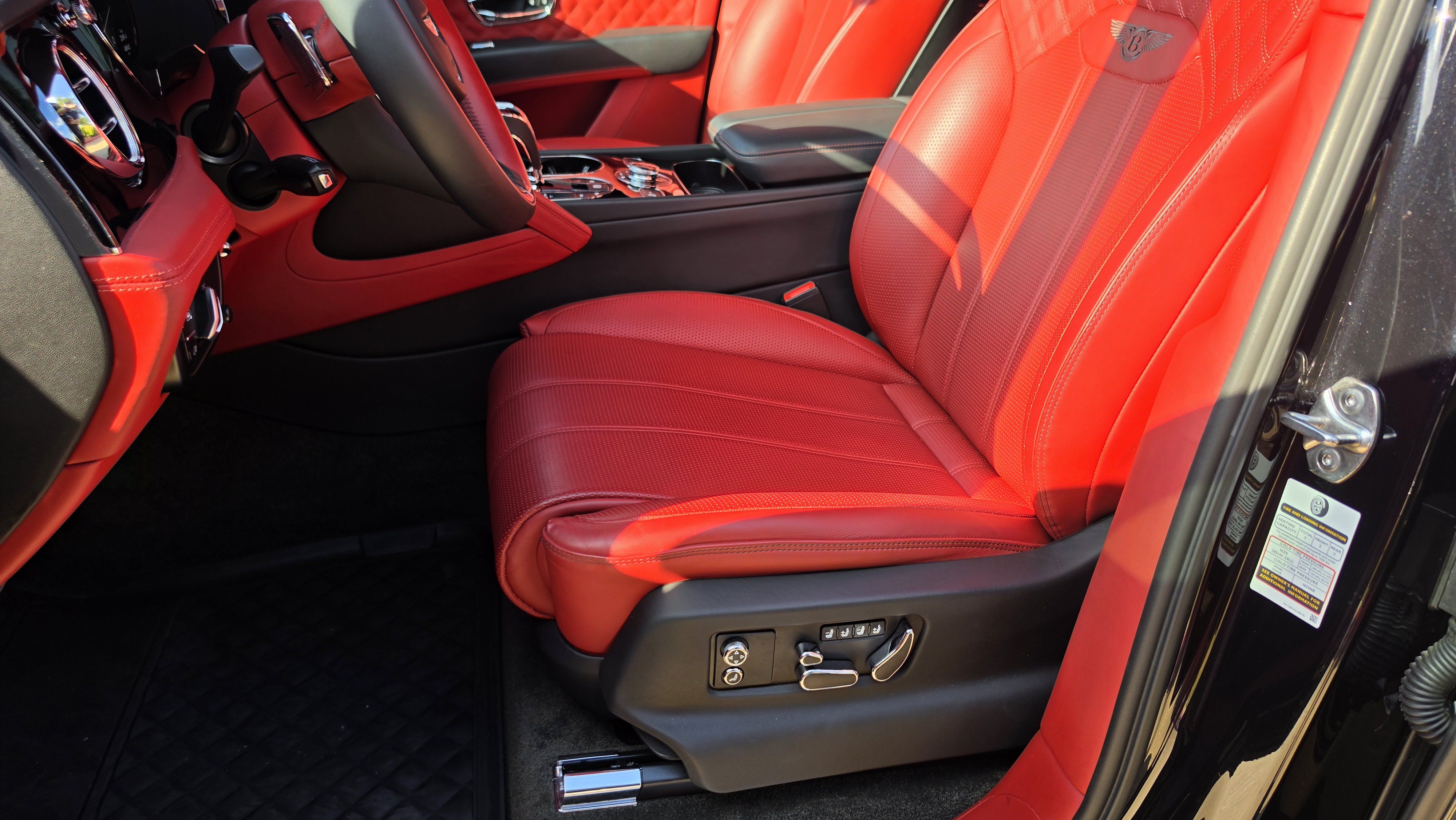 Used 2022 Bentley Bentayga AWD/4WD image 28