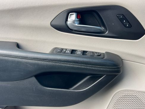 Used 2020 Chrysler Pacifica Limited FWD image 15
