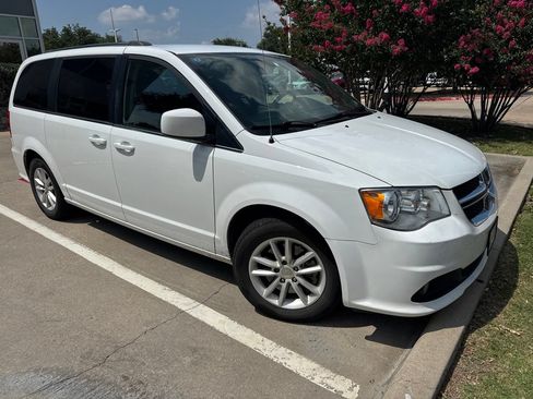 Used 2018 Dodge Grand Caravan SXT FWD image 2