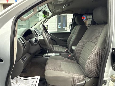 Used 2016 Nissan Frontier SV image 9