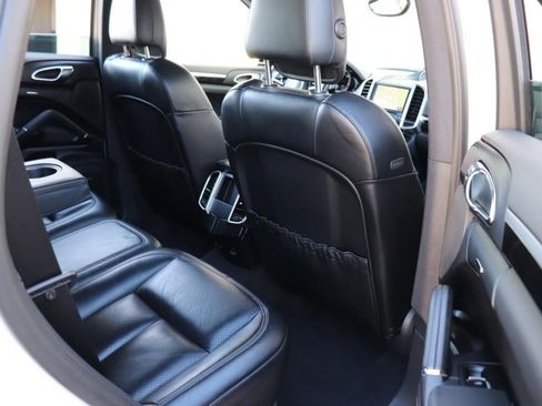 Used 2018 Porsche Cayenne Platinum Edition w/ Premium Package image 27