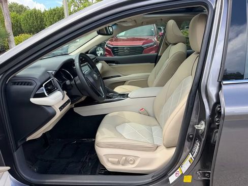 Used 2018 Toyota Camry XLE FWD image 11