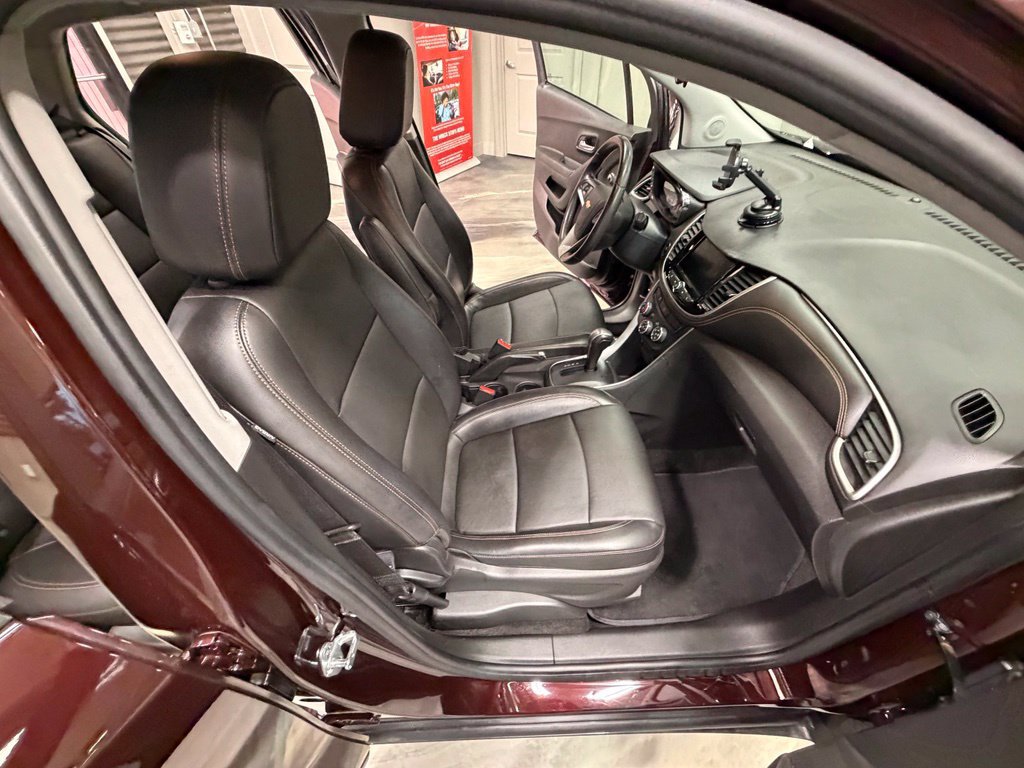 Used 2021 Chevrolet Trax LT w/ Premium Seat Package AWD/4WD image 37
