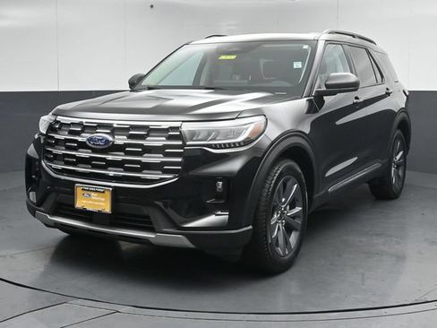 Certified 2025 Ford Explorer Active w/ Active Comfort Package AWD/4WD image 3
