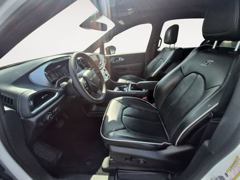 Used 2025 Chrysler Pacifica Limited FWD image 9
