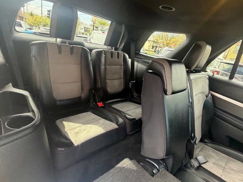 Used 2017 Ford Explorer XLT w/ Equipment Group 202A AWD/4WD image 39