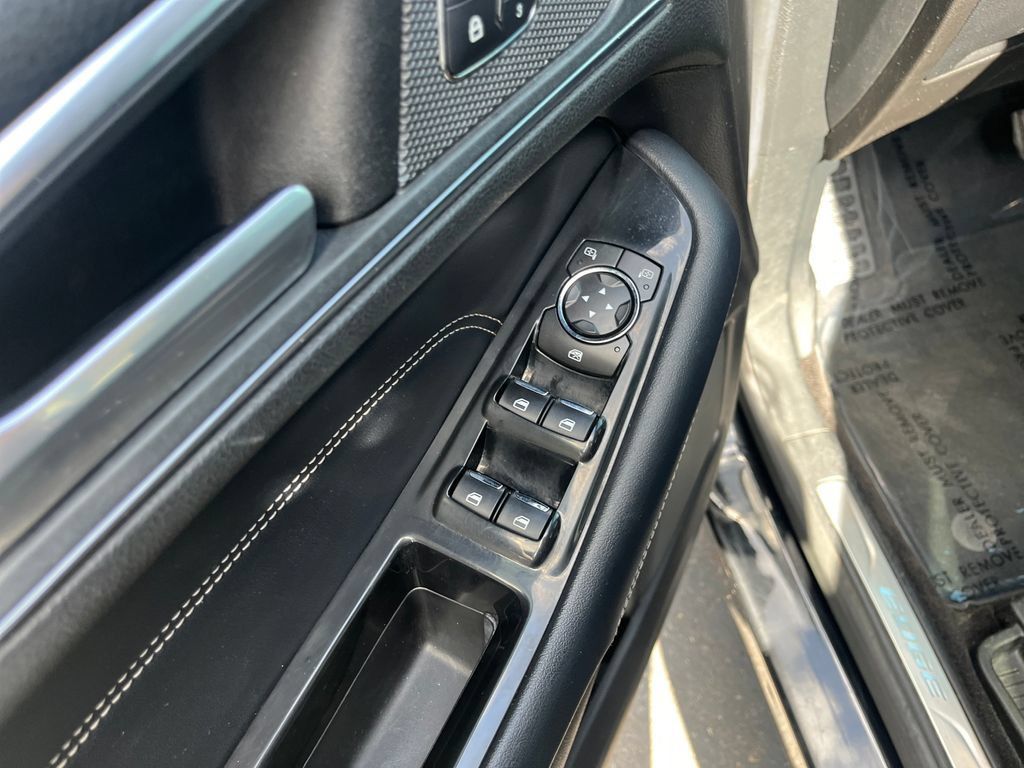 Used 2018 Ford Edge Titanium w/ Technology Package AWD/4WD image 12