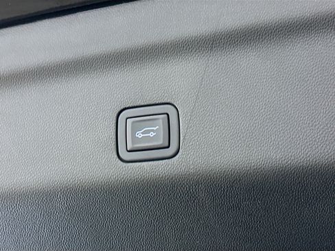 Used 2024 GMC Yukon SLT image 32