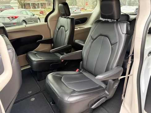 Used 2024 Chrysler Pacifica Touring-L FWD image 11