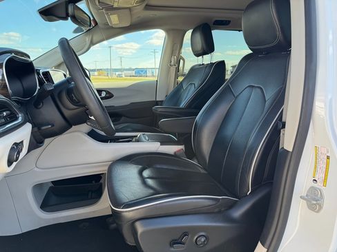 Used 2023 Chrysler Pacifica Limited image 9