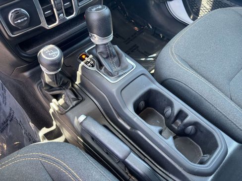 Used 2025 Jeep Wrangler Unlimited Sahara AWD/4WD image 41