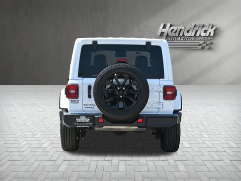 Used 2025 Jeep Wrangler Unlimited Sahara AWD/4WD image 9