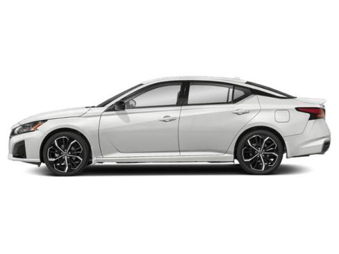 Used 2024 Nissan Altima 2.0 SR FWD image 3