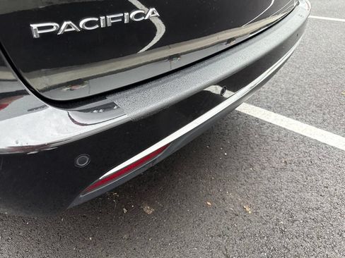 Used 2023 Chrysler Pacifica Touring-L FWD image 15