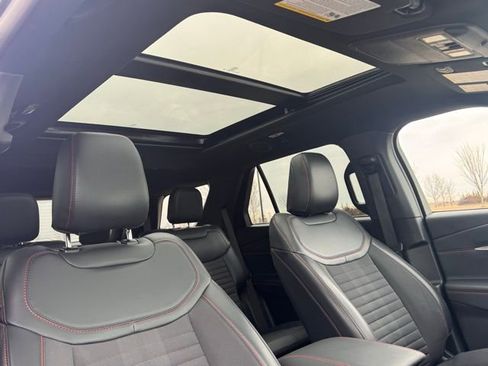 Used 2025 Ford Explorer ST-Line w/ ST-Line Street Pack image 24