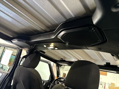 Used 2021 Jeep Gladiator Sport image 40