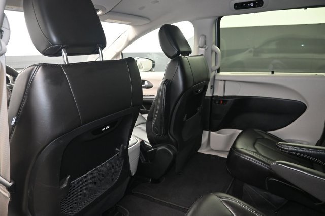 Used 2024 Chrysler Pacifica Touring-L FWD image 10